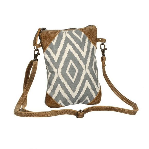 🚨LAST ONE🚨 Gladden Diamond Crossbody - Picture 2 of 3